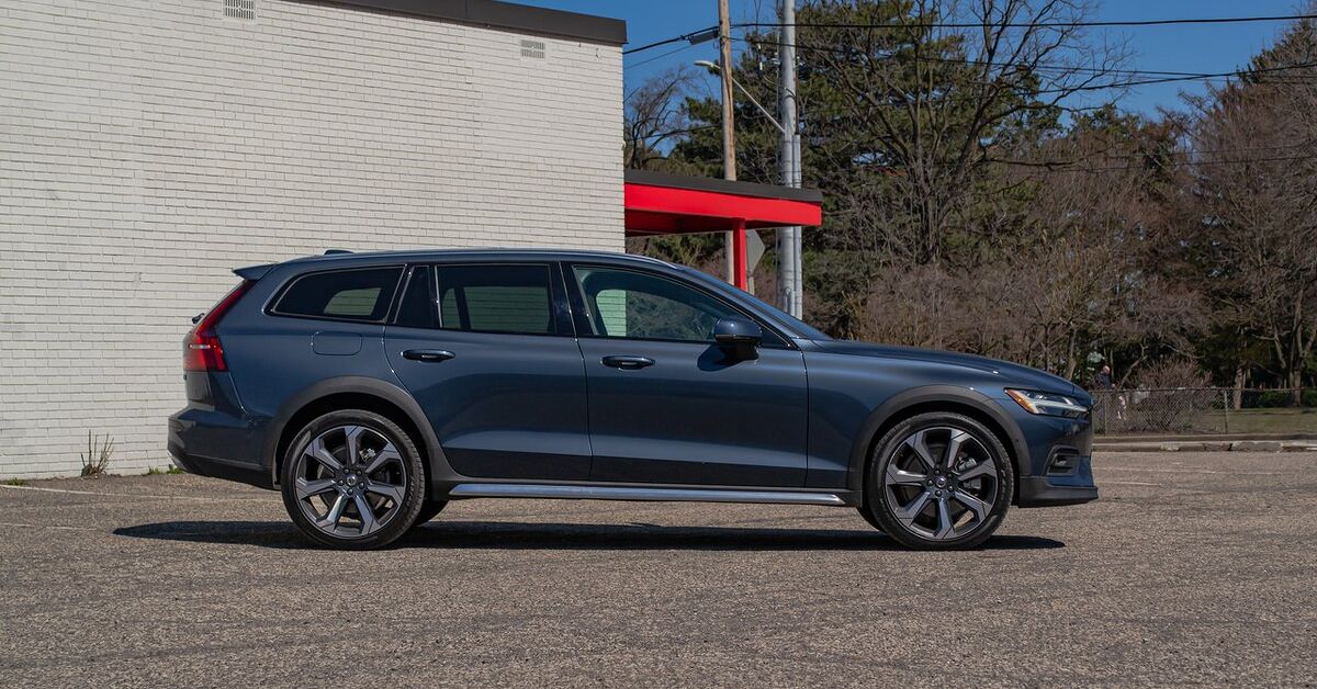 2023 Volvo V60 Cross Country B5 Review